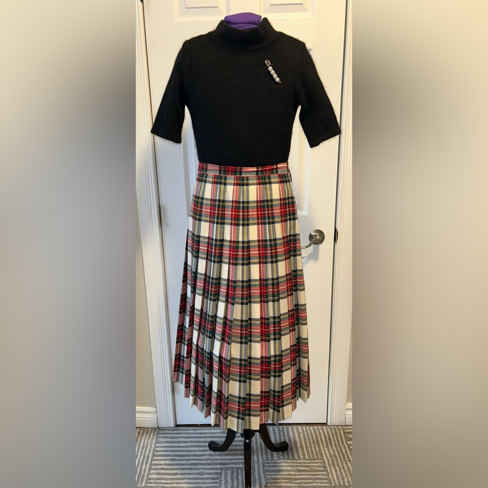 Long Plaid Pleated A-Line Skirt in Black and Red 💯 Wool
